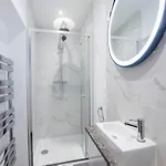 The Haven At The Lawrence Apartment