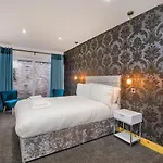 The Haven At The Lawrence Apartment