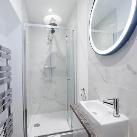 The Haven At The Lawrence Apartment